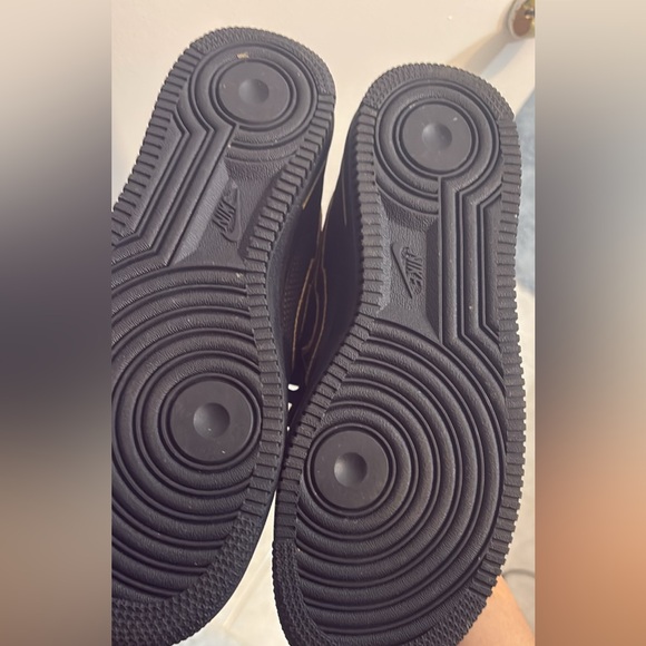 Nike Men's Sneakers in Black and Gold - Picture 4 of 4